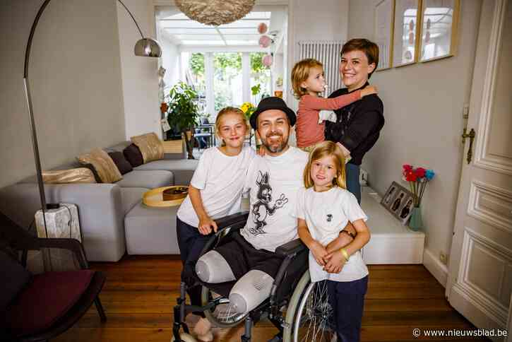 Christoph (42) verloor benen en onderarm bij ongeval, maar blijft dromen: “Ik wil weer in mijn kapperszaak staan”