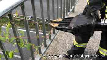 Einsatz in Augsburg: Junge steckt mit Kopf in Brückengeländer fest