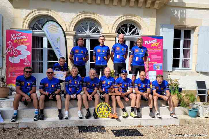 Fietsers leggen 580 kilometer af voor borstkliniek