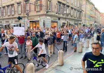 Modena, in 500 al corteo pacifico in centro per dire no al Green Pass - La Pressa
