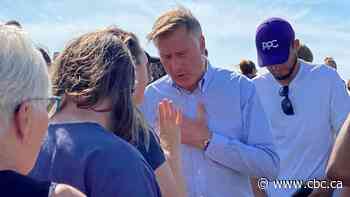 Maxime Bernier violates Manitoba's self-isolation rule for unvaccinated visitors, attends rally