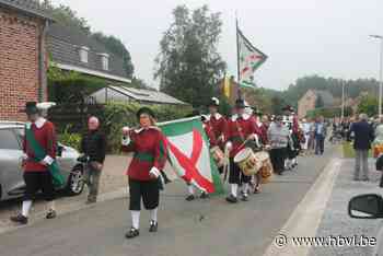 Schutterij Sint Joris Kaulille in het gelid voor pastoor Gerard Vinken - Het Belang van Limburg