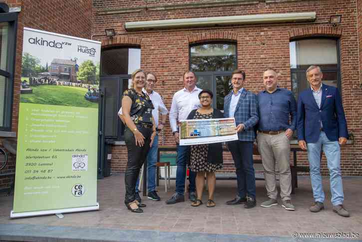 Akindo krijgt cheque van Lions Club Overpelt voor uitbouw speelbos