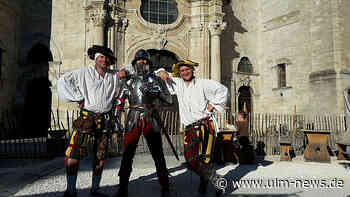 Ritter, Gaukler und Handwerker beim Mittelaltermarkt im Klosterhof in Wiblingen