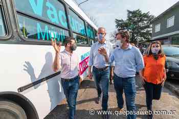 Daniel Gollan y Lucas Boyanovsky recibieron al bus de Buenos Aires Vacunate en Vicente López - Que Pasa Web