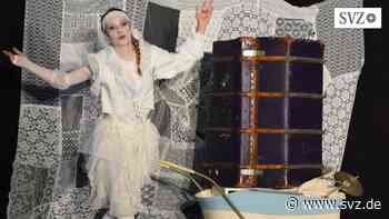 Theaterpremiere in Parchim: „Die bleiche Sophie“ – Wie sehen Ehekrisen unter Gespenstern aus? | svz.de - svz – Schweriner Volkszeitung