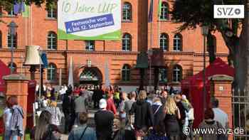 10 Jahre Ludwigslust-Parchim: Partystimmung am Landratsamt | svz.de - svz – Schweriner Volkszeitung