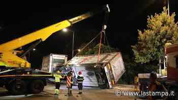 Si ribalta un camion di maiali alla rotonda di Fossano: gli animali invadono i binari, chiusa la ferrovia - La Stampa
