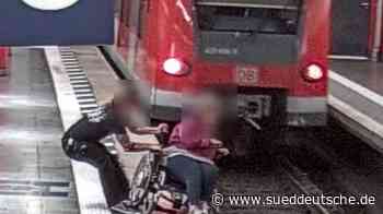 München: Rollstuhlfahrerin kippt fast ins Gleis - Süddeutsche Zeitung