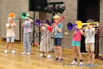 Kinderen van het derde leerjaar leren via workshop op minder dan een uur tijd trombone spelen