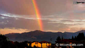 Un alba "arcobaleno" sul cielo di Erba. La foto di Fausto Ligas - Lecco Notizie