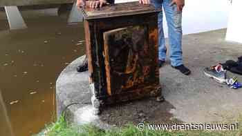 Magneetvissers halen met politie kluis uit het water en brengen hem naar eigenaar - Drents Nieuws