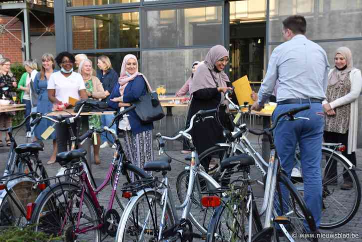 Deelnemers fietscursus krijgen fiets cadeau