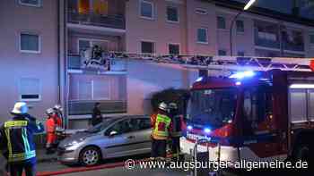 Feuerwehrleute retten Siebenjährigen in Augsburg mit Drehleiter von Balkon
