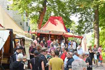 Viel Volk strömt zum Fest auf der Burg Mylau - Freie Presse