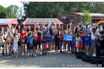 Leerlingen krijgen cheque van Mooimakers en EcoWerf (Lubbeek) - Het Nieuwsblad