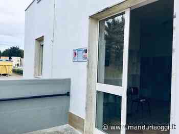MANDURIA - Cinque salme nella piccola sala mortuaria del cimitero: il disagio dei familiari, cui non è concessa neppure la riservatezza in un momento così doloroso - ManduriaOggi