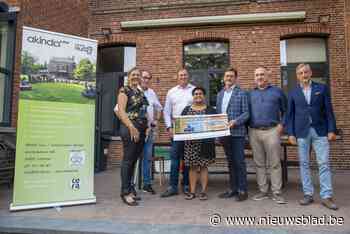 Akindo krijgt cheque van Lions Club Overpelt voor uitbouw speelbos - Het Nieuwsblad