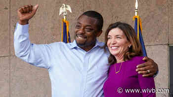 Gov. Hochul welcomes new Lt. Gov. Brian Benjamin at swearing-in ceremony