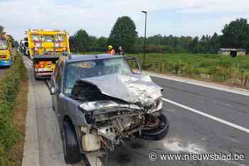 Zwaargewonde en twee lichtgewonden bij frontale klap op Kiezel