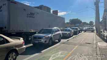 Toronto-bound QEW closure causes clogged traffic in Hamilton - CBC.ca