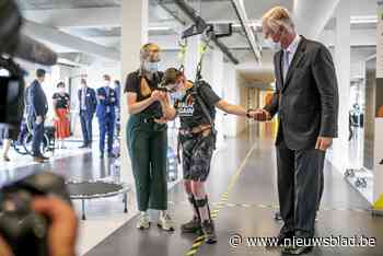 Koning Filip onder de indruk van staprobot bij bezoek aan To Walk Again