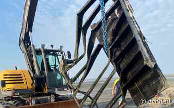 Bergingsbedrijf verwijdert overgebleven stuk van container MSC Zoe op zandplaat in Waddenzee tussen Ameland en Schiermonnikoog - Dagblad van het Noorden