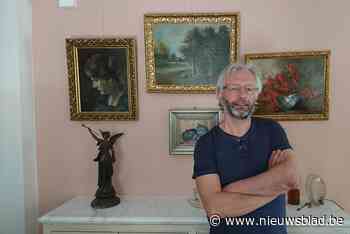 Filip pronkt met zijn kortverhaal naast Lucinda Riley