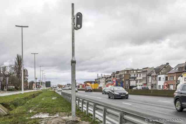 26.000 euro per stuk, maar nieuwe flitspalen langs A12 hebben jaar na plaatsing nog steeds niemand gevat