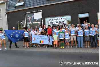 Fans én burgemeester vieren overwinning van Alec Segaert (18): “Zijn fiets was twee kilogram lichter, geleend van Patrick Lefevere” - Het Nieuwsblad