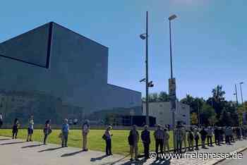 Lange Schlange in Chemnitz: Darum stehen hunderte Menschen vor der Bundesbank an - Freie Presse