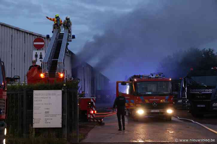 Brandweer blust afvalbrand in container