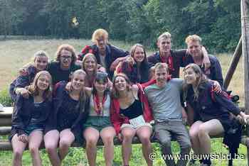 Margot en Mirte halen al wandelend bijna 1000 euro op voor KLJ Tildonk - Het Nieuwsblad