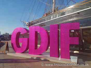 Greenwich+Docklands festival ends with giant 'robot selfie'