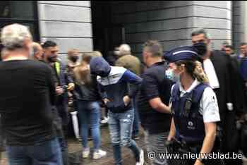 Bestuurder die Tibau (18) doodreed met politiebewaking naar rechtbank, zaak meteen uitgesteld: “Lafaard!”