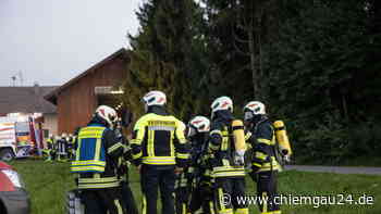 Großeinsatz der Feuerwehren auf Bauernhof in Surberg - eine Person verletzt - chiemgau24.de