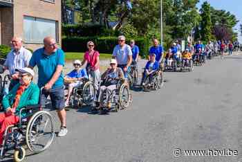 WZC Hoevezavel maakt rolstoelwandeling met wandelclub Milieu... (Lommel) - Het Belang van Limburg Mobile - Het Belang van Limburg
