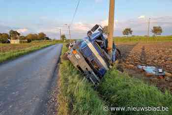 Tankwagen belandt in gracht, bestuurder mag engelbewaarder b... (Pittem) - Het Nieuwsblad