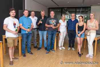 Verdienstelijke kermisuitbaters gehuldigd (Izegem) - Het Nieuwsblad