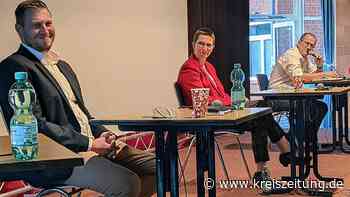 Dicht beieinander: Bürgermeisterkandidaten in der Samtgemeinde Fintel präsentieren sich auf dem Podium - kreiszeitung.de