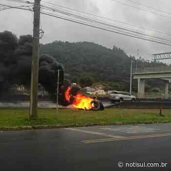 Manifestantes ateiam fogo em pneu, em Tubarão, e fecham viaduto em Imbituba - Notisul