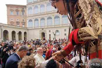 Reuzin Little Amal op weg naar Antwerpen, maar eerst nog even op bezoek bij de paus - Gazet van Antwerpen