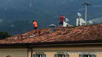 Operai al lavoro sul tetto del Comune senza protezioni. Zamperini: “Altrove si chiuderebbe il cantiere” - LeccoToday