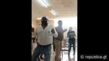 Video | Alcalde de San Miguel Petapa bailó para incentivar a la vacunación - republica.gt