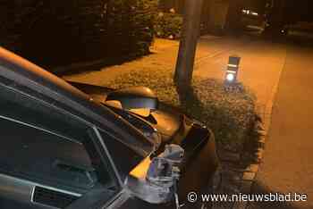 Vandalen trekken spoor van vernieling en viseren autospiegels en... kerkramen