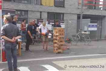 Jenga spelen op braderij