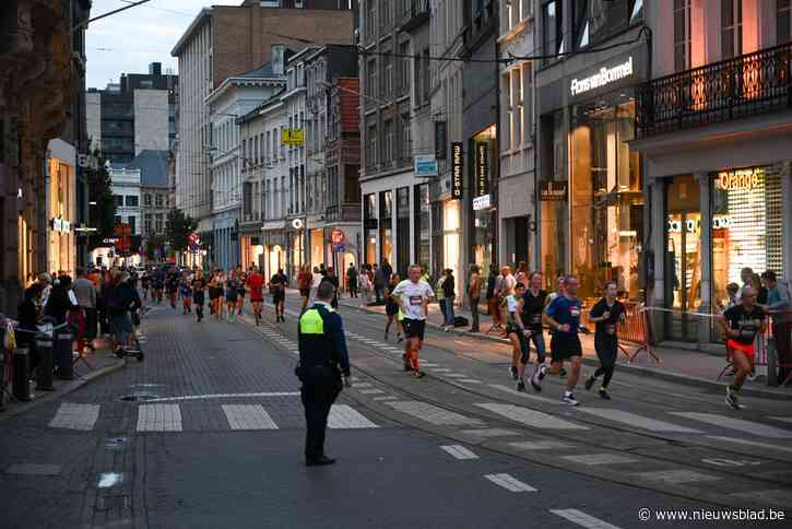 Duizenden toeschouwers zorgen voor heel wat sfeer op eerste Port of Antwerp Night Marathon