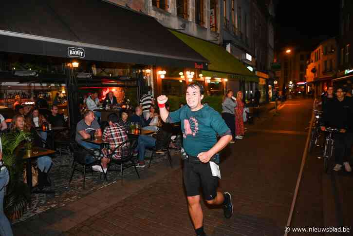 IN BEELD. Duizenden toeschouwers zorgen voor heel wat sfeer op eerste Port of Antwerp Night Marathon