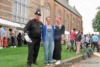 Kunstenmarkt dompelt tuin Sint-Cordulakerk onder in Montmartresfeer