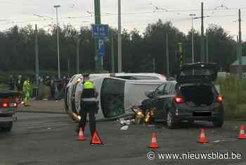 Auto belandt op zijn flank bij botsing op Linkeroever